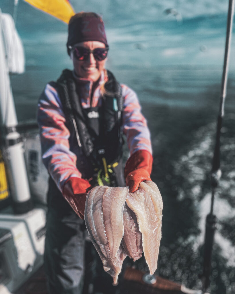 Frischer Fisch für die Bordküche bei einem Offshore Segeltörn | Offshore-Meilentörn & Praxis-Skippertraining