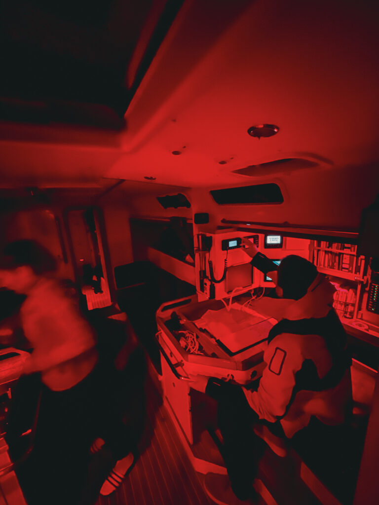 Nachtfahrt mit Rotlicht unter Deck während eines Segeltörns | Offshore-Meilentörn & Praxis-Skippertraining