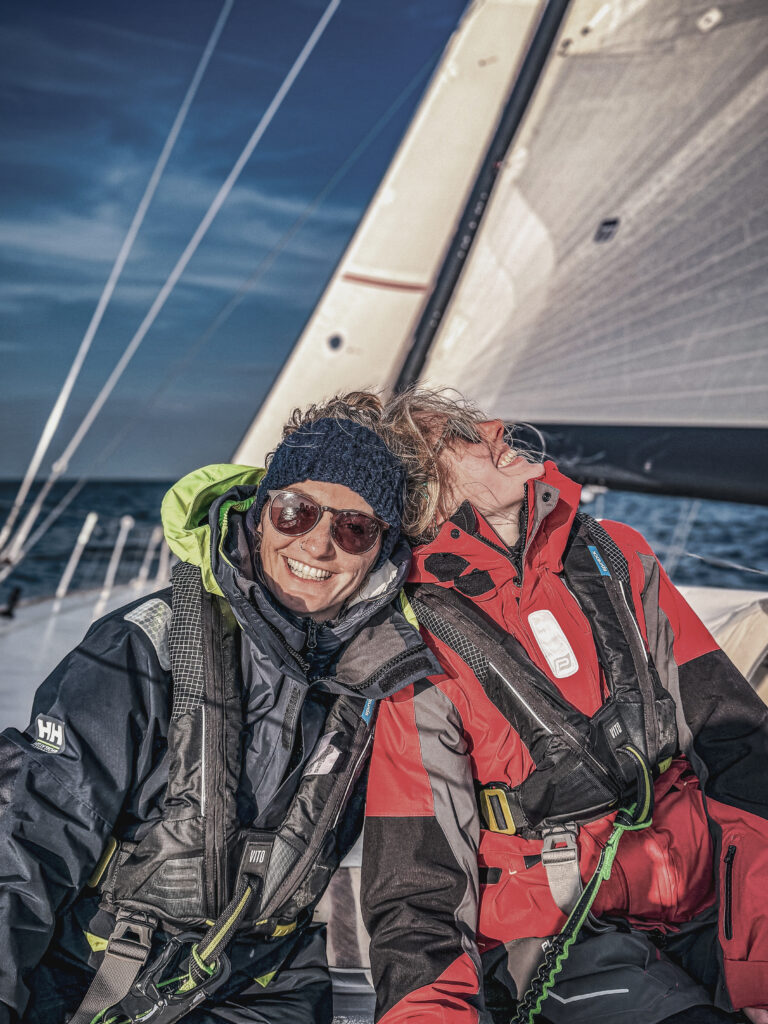 Crewmitglieder in Ölzeug an Deck auf windigen Segeltörn | Offshore-Meilentörn & Praxis-Skippertraining